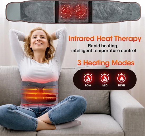 Vrouw op een bank met een grijze rugmassageband met rode infraroodlampjes, met tekst over infraroodtherapie.