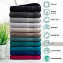 Stapel handdoeken in verschillende kleuren, van zwart tot fuchsia. Met iconen voor 500 g/m², wassen tot 60°C, 100% katoen, ophanglus, absorberend, zacht, huidvriendelijk en milieuvriendelijk.