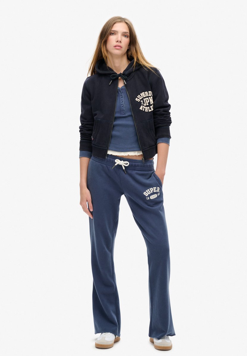 Superdry Athletic Essentials joggingbroek met lage taille en wijde pijpen Dames Broeken Marineblauw