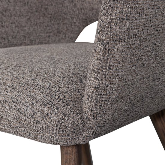 Close-up van taupe stoffen stoel met zichtbare houtstructuur op de poten.
