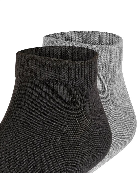 Twee Falke sneakersokken, één zwart en één grijs, met ribbelpatroon.