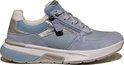 Zij-aanzicht van een lichtblauwe Gabor Rollingsoft sneaker met zilveren accenten.