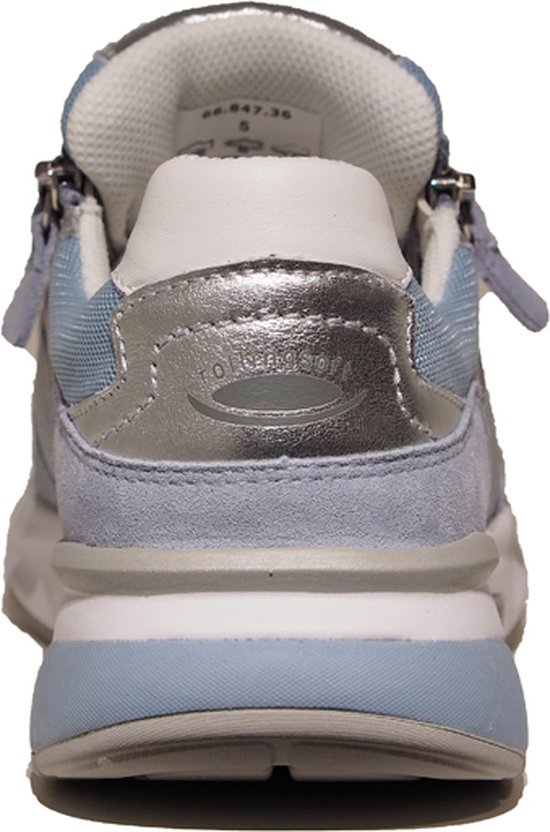 Achterkant van een lichtblauwe Gabor Rollingsoft sneaker met zilveren accenten.