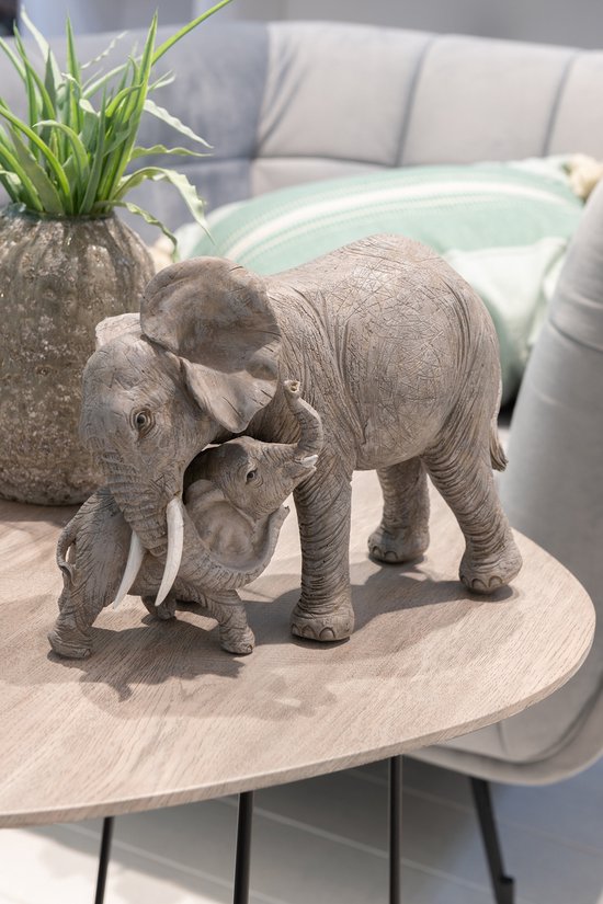 Éléphant décoratif gris avec son petit sur une table basse.