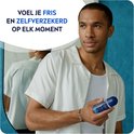 Man houdt Nivea Men Fresh Active roller deodorant vast, voelt zich fris.