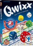 De doos van het Qwixx spel met gekleurde dobbelstenen: rood, geel, groen, blauw en wit.