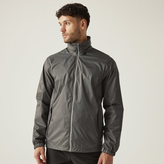 Homme portant une veste imperméable gris foncé à col haut et fermeture éclair.