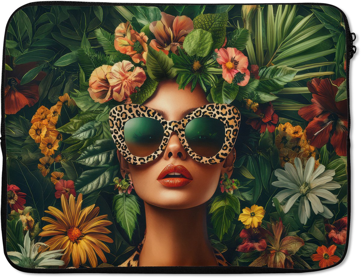 Laptophoes 15.6 inch - Vrouw - Panterprint - Jungle - Natuur - Luxe - Laptop sleeve - Binnenmaat 37x26 cm - Zwarte achterkant