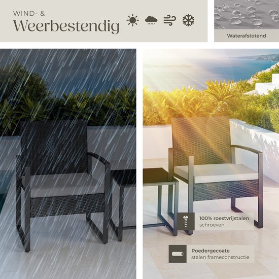 Zwarte wicker stoel met lichtgrijs kussen op een terras aan zee, weerbestendig.