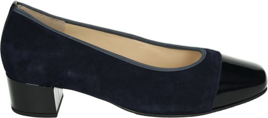 Escarpin bleu marine en suède avec bout noir verni et talon carré, vu de côté.
