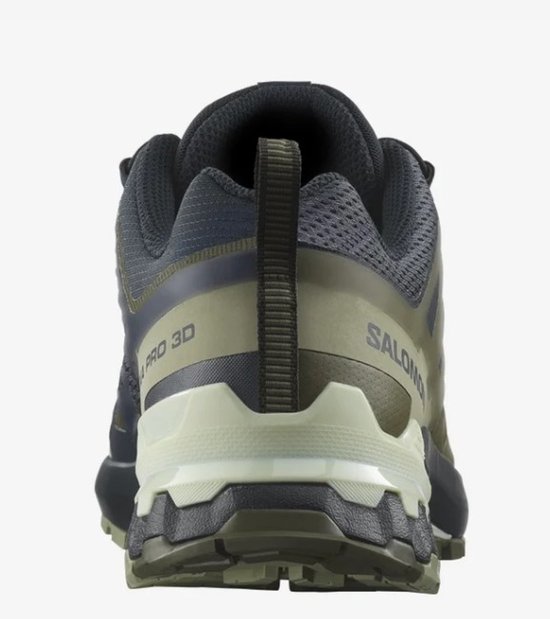 Achterkant van een blauwe en groene Salomon XA Pro 3D wandelschoen met beige accenten.