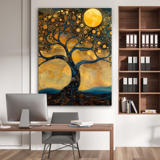 Arbre abstrait aux teintes dorées et bleues, illuminé par une grande lune jaune, au-dessus d'un bureau.