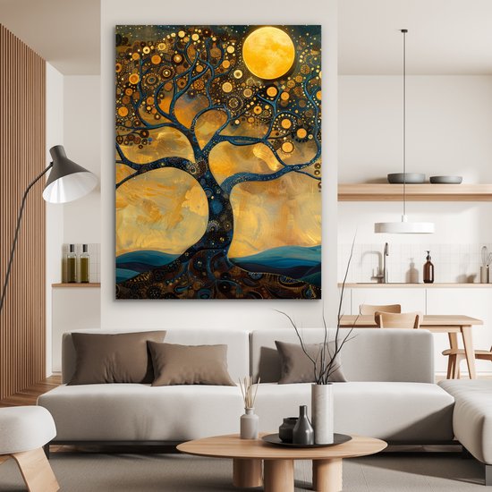 Arbre abstrait aux teintes dorées et bleues, illuminé par une grande lune jaune, au-dessus d'un canapé de salon.