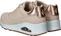 Baskets Skechers UNO naturelles à lacets, semelle blanche et accent doré au talon. Chambre à air visible dans la semelle.