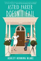 Boekcover: Twee vrouwen staan op de trappen van een huis met pilaren. Een vrouw met blond haar in witte jurk houdt bouwplannen vast. Een vrouw met rood haar in overall met gereedschap. Titel: Astrid Parker Doesn't Fail.