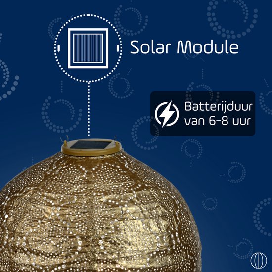 Gouden, ronde lampion met perforaties en een zonnepaneel aan de bovenzijde. Brandduur 6-8 uur.
