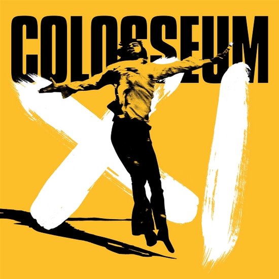 Zwarte tekst "COLOSSEUM XI" boven man met uitgestrekte armen op gele achtergrond met witte verfstreken.