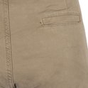 Detail van achterzak van beige cargobroek met stiksels.