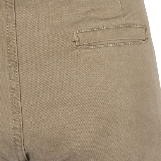 Detail van achterzak van beige cargobroek met stiksels.