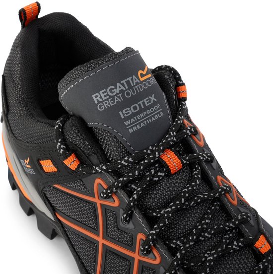 Nauwkeurige close-up van de tong en veters van een zwarte en oranje Regatta wandelschoen. "ISOTEX WATERPROOF BREATHABLE" tekst zichtbaar.