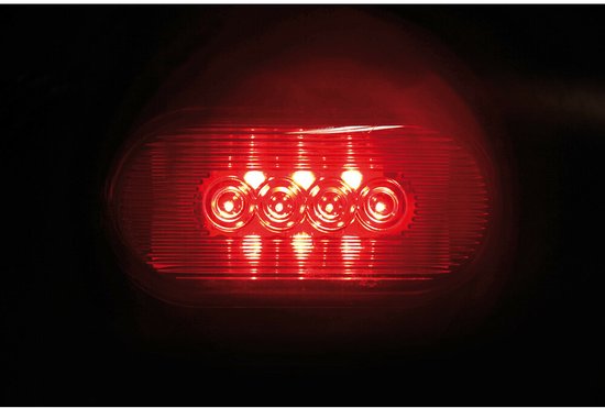 Brandend rood LED-achterlicht met vier gloeiende lampjes.
