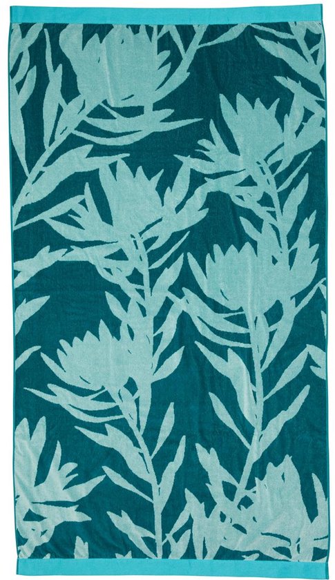 Turkooizen strandlaken met een all-over print van lichtgroene tropische bladeren.