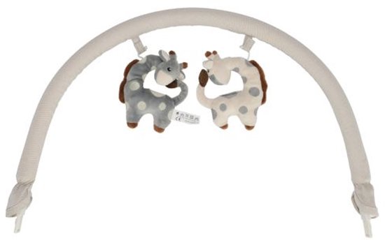 Crèmekleurige speelboog met twee zachte giraffenspeeltjes eraan bevestigd.