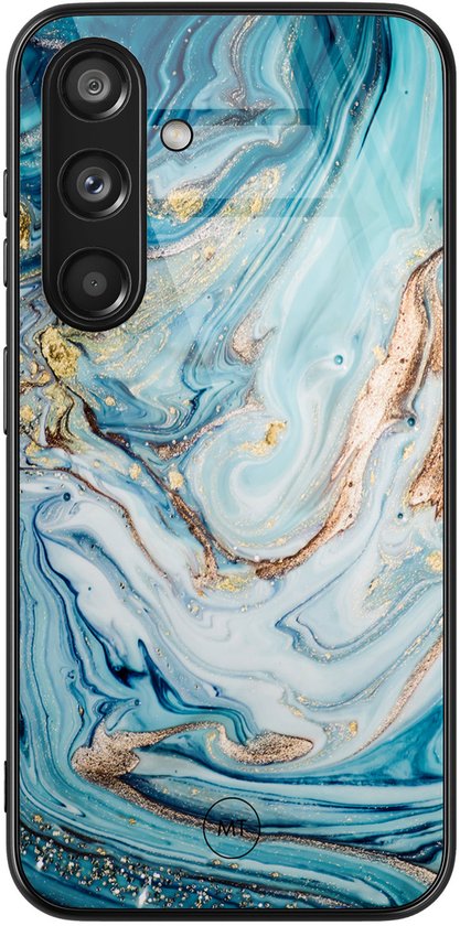 Coque rigide noire pour téléphone avec un motif marbre bleu et or, et découpe pour appareil photo.