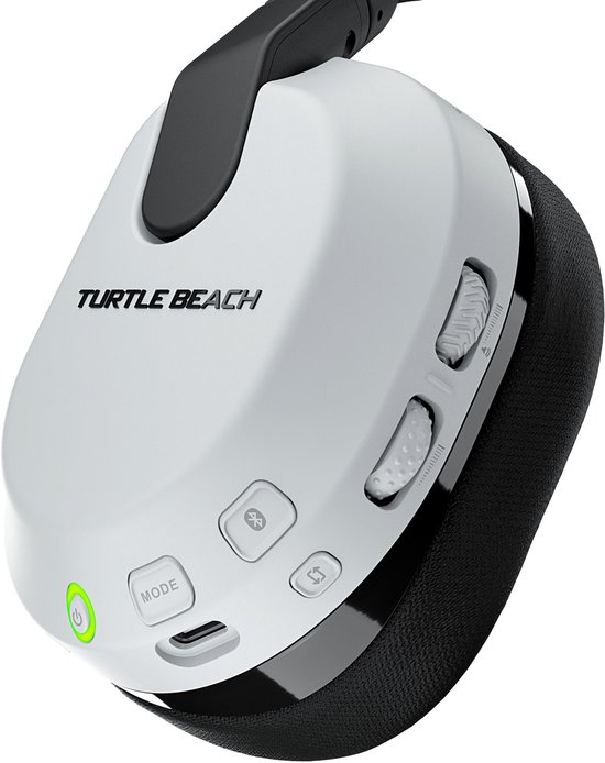 Close-up van de witte oorschelp van een Turtle Beach headset met bedieningsknoppen en 'Turtle Beach' logo.