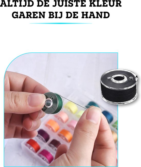 Handen die een groene spoel garen in een opbergdoos plaatsen. Naast de doos ligt een zwarte spoel garen.