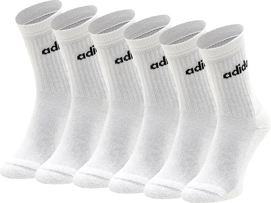Zes paar witte sportsokken met aan de zijkant het 'Adi' logo in het zwart.