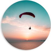 Forex Wandcirkel - Parasailer boven de Zee - 60x60cm Foto op Wandcirkel (met ophangsysteem)