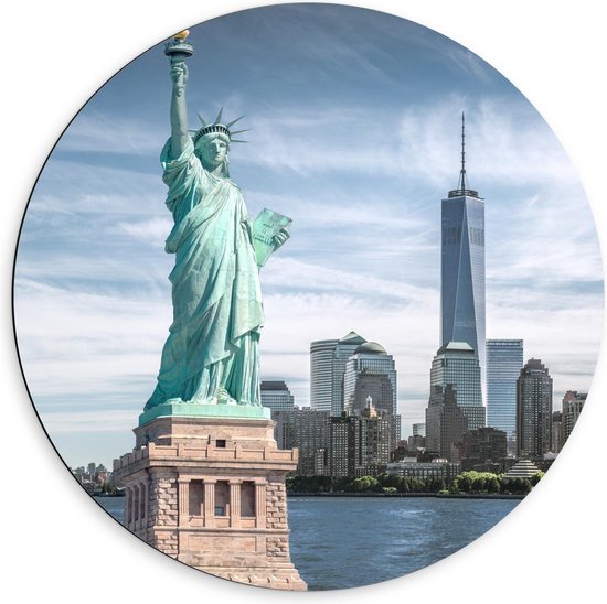 Dibond Wandcirkel - Vrijheidsbeeld met New York Skyline - 60x60cm Foto op Aluminium Wandcirkel (met ophangsysteem)