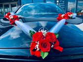 AUTODECO.NL - DOROTHA Auto Versiering Bruiloft - Trouwauto Decoratie Wit Lint met 11 roosjes- Autodecoratie - Rode Rozen & Tule - Motorkap Versiering - Autobloemstuk Bruiloft - Blo