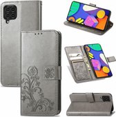 Voor Samsung Galaxy F62 / M62 vierbladige sluiting reliëf gesp mobiele telefoon bescherming lederen tas met lanyard & kaartsleuf & portemonnee & beugel functie (grijs)