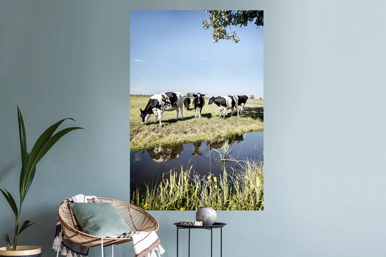 Sticker Muursticker Vache frisonne Luxurydeco - Vaches debout à côté d'un fossé - 80x120 cm - film adhésif autocollant - sticker mural repositionnable
