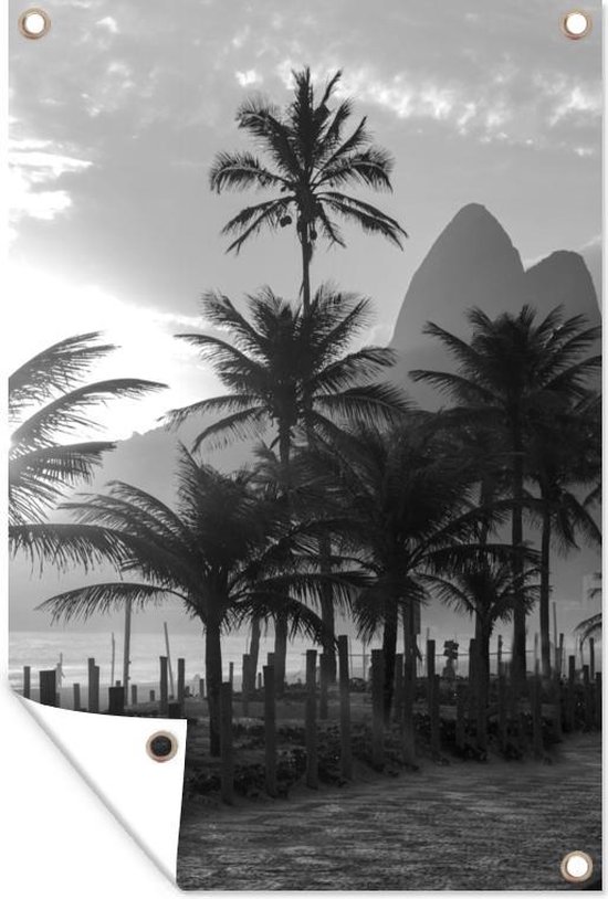 Tuinposter - Tuindoek - Tuinposters buiten - Palmen bij zonsondergang op het Ipanema-strand in Rio De Janeiro - zwart wit - 80x120 cm - Tuin - GreatGardenPosters