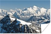 Poster De hoogste berg van Europa de Mont Blanc met vele witte bergtoppen - 90x60 cm