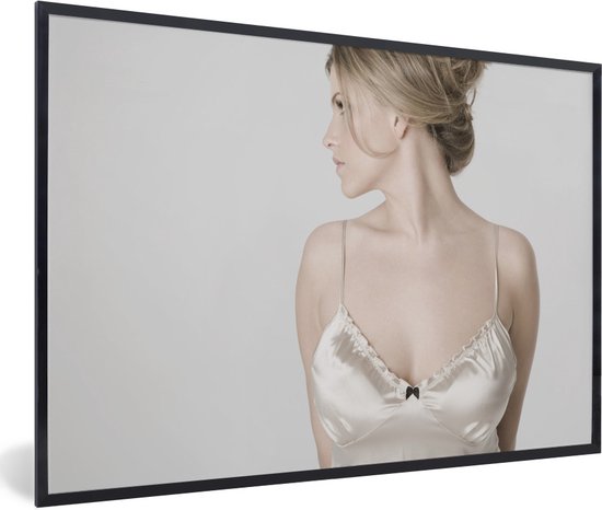 Fotolijst incl. Poster - Elegante vrouw draagt lingerie - 30x20 cm - Posterlijst