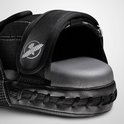 Detail van zwarte focus mitt met logo en stiksels.