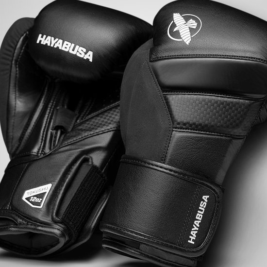 Paar zwarte HAYABUSA bokshandschoenen, met HAYABUSA- en 'Tokushu 12oz'-logo's.
