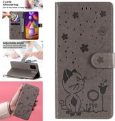 Voor Samsung Galaxy M31s Cat Bee Embossing Pattern Shockproof Horizontale Flip Leather Case met houder & kaartsleuven & portemonnee (grijs)