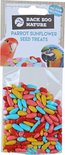 Een verpakking met Back Zoo Nature Parrot Sunflower Seed Treats, met een afbeelding van twee papegaaien op de kaart. De zak bevat veelkleurige, ovale snoepjes in geel, rood, lichtblauw en roze.