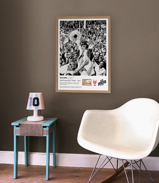 Ruud Krol juicht in een menigte supporters. Hij draagt een lichtgekleurd pak. Onder de foto, "Ajax Europa Cup 1 Trilogie - 1971".