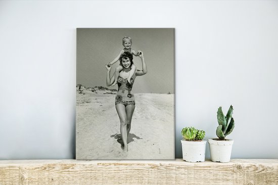 Tableau sur toile Portrait Vintage d'une mère et d'un fils en vacances en noir et blanc - 30x40 cm - Décoration murale