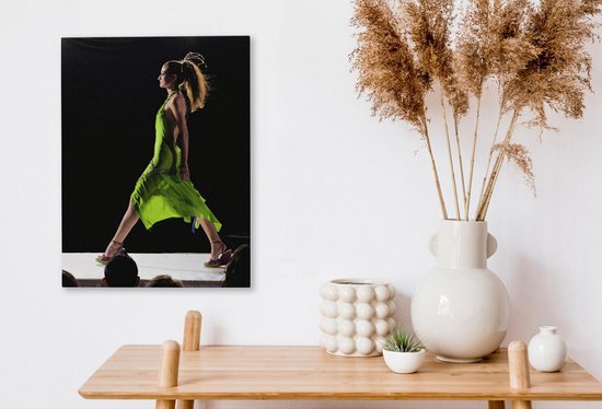 Tableau sur toile Mannequin en robe verte sur le podium - 30x40 cm - Décoration murale