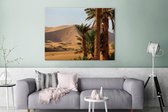 Canvas Schilderij Marokkaanse palmbomen en duinen in Merzouga bij Erg Chebbi - 120x90 cm - Wanddecoratie