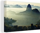 Canvas Schilderij Mistig Botafogo met Suikerbroodberg in Brazilië - 90x60 cm - Wanddecoratie