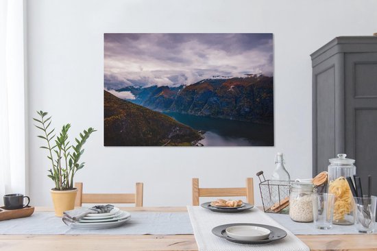 Canvas schilderij 140x90 cm - Wanddecoratie Flåm stad en berglandschappen in Noorwegen - Muurdecoratie woonkamer - Slaapkamer decoratie - Kamer accessoires - Schilderijen