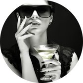 Vrouw met drankje - Foto op Behangcirkel - ⌀ 120 cm